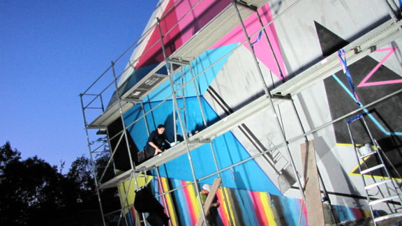 Tworzenie muralu "W jak Wieliczka" nocą
