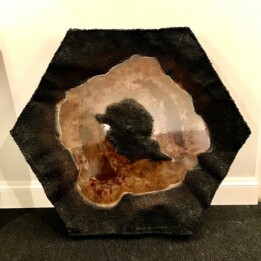 Karol Wycisk, bez tytułu, stal czarna, żywica, średnica około 90 cm, wysokość okolo 10 cm, 2020