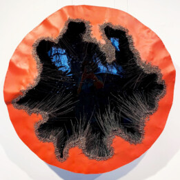 Karol Wycisk, seria Sumienie, stal czarna, żywica epoksydowa, średnicz 90 cm, 2021