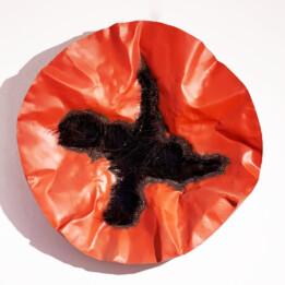 Karol Wycisk, seria Sumienie, stal czarna, żywica epoksydowa, średnicz 90 cm, 2021